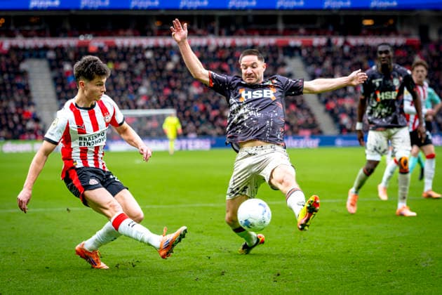 PSV Eindhoven forwarder Esmir BajraktareviÄ‡, FC Volendam defender Aaron Meijers during the match PSV Eindhoven vs FC Volendam at the Philips stadium for the Dutch Vriendenloterij Eredivisie season 2025-2026 in EINDHOVEN, Netherlands on 30 november 2025, (photo by Marcel van Dorst EYE4images DeFodi Images)