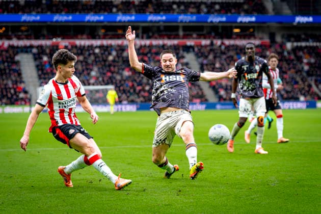 PSV Eindhoven forwarder Esmir BajraktareviÄ‡, FC Volendam defender Aaron Meijers during the match PSV Eindhoven vs FC Volendam at the Philips stadium for the Dutch Vriendenloterij Eredivisie season 2025-2026 in EINDHOVEN, Netherlands on 30 november 2025, (photo by Marcel van Dorst EYE4images DeFodi Images)