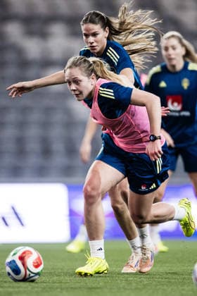 251130 Alice Bergström and Bella Andersson during a training session with the Swedish women s national football team on November 30, 2025 in Stockholm. Photo: Kenta Jönsson BILDBYRAN COP 210 KJ0291 fotboll football soccer fotball träning practice training sverige sweden dam bbeng Copyright: KENTAxJÖNSSON BB251130KJ030