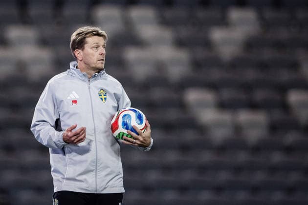 251130 Head coach Tony Gustavsson during a training session with the Swedish women s national football team on November 30, 2025 in Stockholm. Photo: Kenta Jönsson BILDBYRAN COP 210 KJ0291 fotboll football soccer fotball träning practice training sverige sweden dam bbeng Copyright: KENTAxJÖNSSON BB251130KJ034
