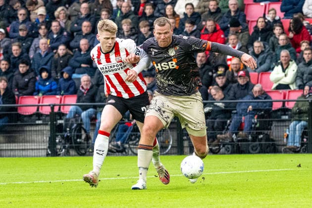 30.11.2025, Fussball: Eredivisie, Saison 2025 2026, 14. Spieltag, PSV Eindhoven - FC Volendam im Philips Stadion in Eindhoven. Zweikampf zwischen Jerdy Schouten (PSV Eindhoven, 22) und Henk Veerman (FC Volendam, 09). Foto: Kirchner-Media Thomas Haesler Copyright: xKirchner-Media ThomasxHaeslerx