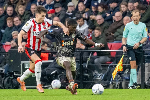 30.11.2025, Fussball: Eredivisie, Saison 2025 2026, 14. Spieltag, PSV Eindhoven - FC Volendam im Philips Stadion in Eindhoven. Zweikampf zwischen Esmir Bajraktarevic (PSV Eindhoven, 19) und Yannick Leliendal (FC Volendam, 32). Foto: Kirchner-Media Thomas Haesler Copyright: xKirchner-Media ThomasxHaeslerx