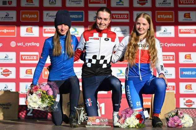 UCI Cyclocross World Cup 2025-2026 Flamanville FLAMANVILLE, FRANCE - NOVEMBER 30 : PELLIZOTTI Giorgia (ITA) , REVOL Lise (FRA) and GROHOVÁ Lucie (CZE) pictured during the podium ceremony of the 2nd leg of the Flamanville UCI Cyclocross World Cup 2025-2026 a cyclocross race for Women Junior on November 30, 2025 in Flamanville, France, 30 11 2025 ( Flamanville France  Copyright: xBcex