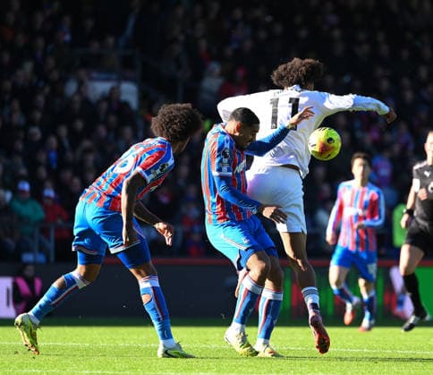 Crystal Palace v Manchester United, ManU Premier League Maxence Lacroix of Crystal Palace and Joshua Zirkzee of Manchester United battle for the ball during the Premier League match at Selhurst Park, London 30 11 2025 UK Newspapers OUT Copyright: xNigelxBramleyx FIL-22576-0009