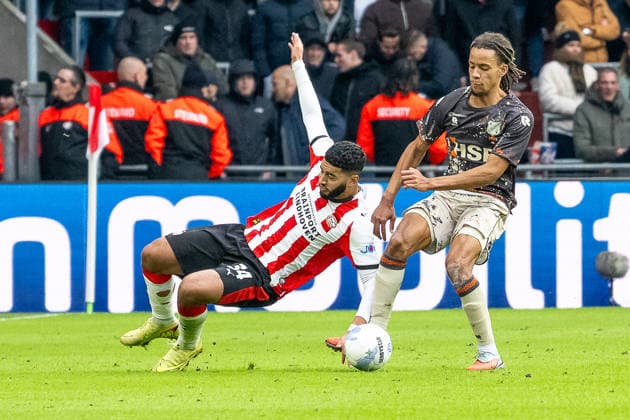 30.11.2025, Fussball: Eredivisie, Saison 2025 2026, 14. Spieltag, PSV Eindhoven - FC Volendam im Philips Stadion in Eindhoven. Zweikampf zwischen Ismael Salbari (PSV Eindhoven, 34) und Deron Payne (FC Volendam, 02). Foto: Kirchner-Media Thomas Haesler Copyright: xKirchner-Media ThomasxHaeslerx