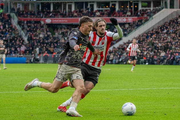 30.11.2025, Fussball: Eredivisie, Saison 2025 2026, 14. Spieltag, PSV Eindhoven - FC Volendam im Philips Stadion in Eindhoven. Zweikampf zwischen Anthony Descotte (FC Volendam, 99) und Yarek Gasiorowski (PSV Eindhoven, 03). Foto: Kirchner-Media Thomas Haesler Copyright: xKirchner-Media ThomasxHaeslerx