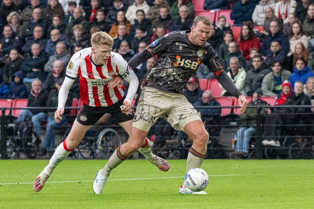 30.11.2025, Fussball: Eredivisie, Saison 2025 2026, 14. Spieltag, PSV Eindhoven - FC Volendam im Philips Stadion in Eindhoven. Zweikampf zwischen Jerdy Schouten (PSV Eindhoven, 22) und Henk Veerman (FC Volendam, 09). Foto: Kirchner-Media Thomas Haesler Copyright: xKirchner-Media ThomasxHaeslerx
