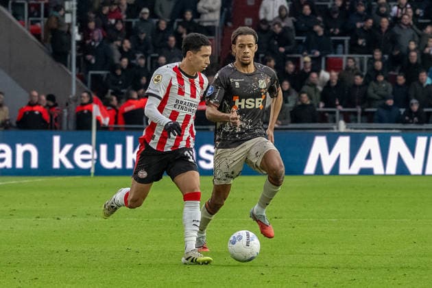 30.11.2025, Fussball: Eredivisie, Saison 2025 2026, 14. Spieltag, PSV Eindhoven - FC Volendam im Philips Stadion in Eindhoven. Zweikampf zwischen Mauro Junior (PSV Eindhoven, 17) und Deron Payne (FC Volendam, 02). Foto: Kirchner-Media Thomas Haesler Copyright: xKirchner-Media ThomasxHaeslerx