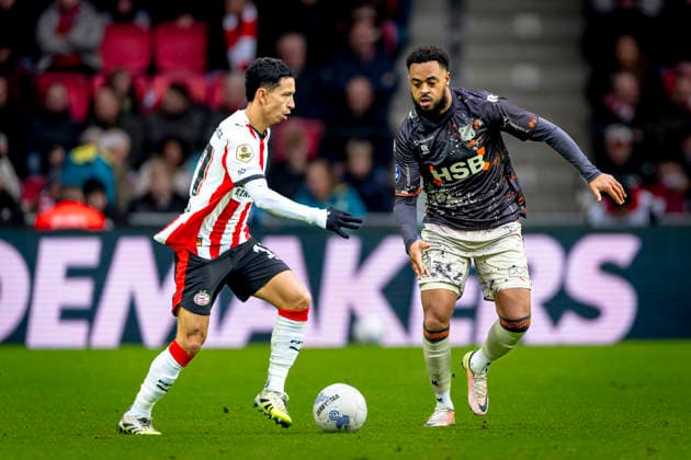 PSV Eindhoven defender Mauro Junior, FC Volendam forwarder Brandley Kuwas during the match PSV Eindhoven vs FC Volendam at the Philips stadium for the Dutch Vriendenloterij Eredivisie season 2025-2026 in EINDHOVEN, Netherlands on 30 november 2025, (photo by Marcel van Dorst EYE4images DeFodi Images)