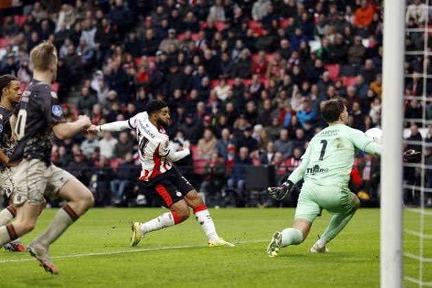 EINDHOVEN - (L-R) Ismael Saibari of PSV Eindhoven, FC Volendam goalkeeper Kayne van Oevelen during the Dutch Eredivisie match between PSV Eindhoven and FC Volendam at the Phillips Stadium on November 30, 2025, in Eindhoven, Netherlands. ANP MAURICE VAN STEEN Eredivisie 2025-2026 xVIxANPxSportx xxANPxIVx 543467043 originalFilename: 543467043.jpg