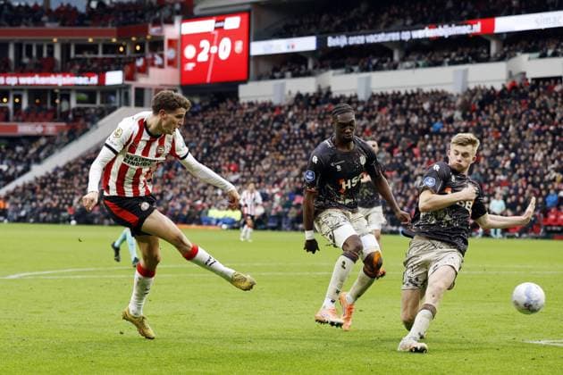 EINDHOVEN - (l-r) Guus Til of PSV Eindhoven scores the 3-0, Gibson Yah of FC Volendam, Nick Verschuren of FC Volendam during the Dutch Eredivisie match between PSV Eindhoven and FC Volendam at the Phillips Stadium on November 30, 2025 in Eindhoven, Netherlands. ANP MAURICE VAN STEEN Eredivisie 2025-2026 xVIxANPxSportx xxANPxIVx 543467348 originalFilename: 543467348.jpg