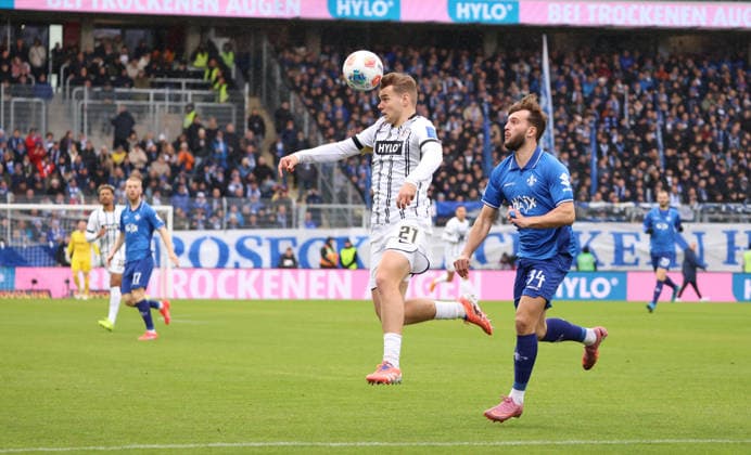 30.11.2025, Fussball, Herren, 2. Bundesliga, Saison 2025 2026, SV 07 Elversberg - SV Darmstadt 98, Lasse Günther (SV 07 Elversberg) Killian Corredor (SV Darmstadt 98) Elversberg Ursapharm-Arena an der Kaiserlinde Saarland Deutschland (DEU)