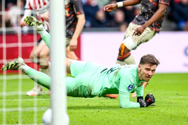 2025-11-30 PSV v FC Volendam - Dutch Eredivisie EINDHOVEN, NETHERLANDS - NOVEMBER 30: Goalkeeper Kayne van Oevelen of FC Volendam can only see the ball as it goes into the goal during the Dutch Eredivisie match between PSV and FC Volendam at Philips Stadion on November 30, 2025 in Eindhoven, Netherlands. Eindhoven Philips Stadion Netherlands Content not available for redistribution in The Netherlands directly or indirectly through any third parties. Copyright: xPieterxvanxderxWoudex