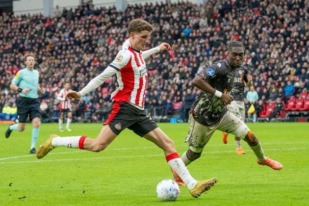 30.11.2025, Fussball: Eredivisie, Saison 2025 2026, 14. Spieltag, PSV Eindhoven - FC Volendam im Philips Stadion in Eindhoven. Gibson Yah (FC Volendam, 08) kann das Tor zum 3:0 durch Guus Til (PSV Eindhoven, 20) nicht verhindern. Foto: Kirchner-Media Thomas Haesler Copyright: xKirchner-Media ThomasxHaeslerx