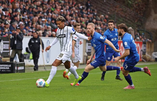 30.11.2025, Fussball, Herren, 2. Bundesliga, Saison 2025 2026, SV 07 Elversberg - SV Darmstadt 98, Bambase Conte (SV 07 Elversberg) Kai Klefisch (SV Darmstadt 98) Killian Corredor (SV Darmstadt 98) Elversberg Ursapharm-Arena an der Kaiserlinde Saarland Deutschland (DEU)