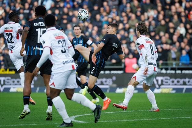 Club s Nicolo Tresoldi and Antwerp s Dennis Praet fight for the ball during a soccer match between Club Brugge and Royal Antwerp FC, Sunday 30 November 2025 in Brugge, on day 16 of the 2025-2026 Jupiler Pro League first division of the Belgian championship. KURTxDESPLENTER  x145367021x