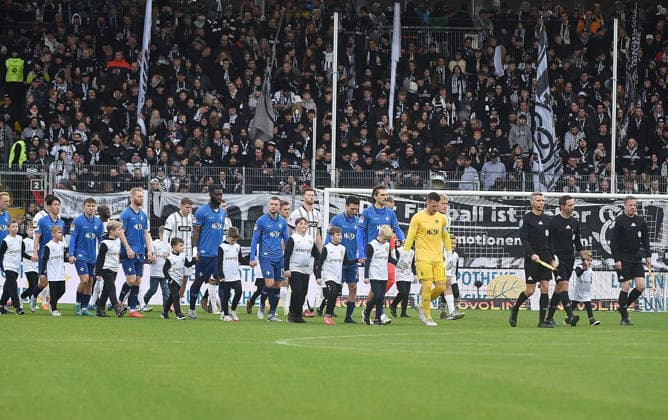 30.11.2025, xhbx, Fussball 2.Bundesliga, SV Elversberg - SV Darmstadt 98 v.l. Einlaufen der Mannschaften, Benjamin Brand (DFB Schiedsrichter) (DFL DFB REGULATIONS PROHIBIT ANY USE OF PHOTOGRAPHS as IMAGE SEQUENCES and or QUASI-VIDEO) Elversberg