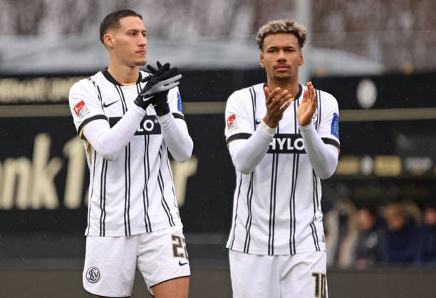 30.11.2025, Fussball, Herren, 2. Bundesliga, Saison 2025 2026, SV 07 Elversberg - SV Darmstadt 98, Younes Ebnoutalib (SV 07 Elversberg) und Bambase Conte (SV 07 Elversberg) Elversberg Ursapharm-Arena an der Kaiserlinde Saarland Deutschland (DEU)