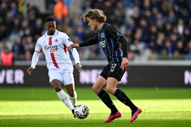 Club Brugge v Royal Antwerp FC - Jupiler Pro League BRUGGE, BELGIUM - NOVEMBER 30 : Vermant Romeo forward of Club Brugge is challenged by Scott Christopher midfielder of Royal Antwerp FC during the Jupiler Pro League match between Club Brugge and Royal Antwerp FC on November 30, 2025 in Brugge, Belgium, 30 11 2025 Brugge Belgium  Copyright: xNicoxVereeckenx