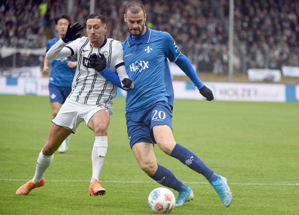 30.11.2025, xhbx, Fussball 2.Bundesliga, SV Elversberg - SV Darmstadt 98 v.l. Younes Ebnoutalib (SV Elversberg), Aleksandar Vukotic (SV Darmstadt 98) (DFL DFB REGULATIONS PROHIBIT ANY USE OF PHOTOGRAPHS as IMAGE SEQUENCES and or QUASI-VIDEO) Elversberg