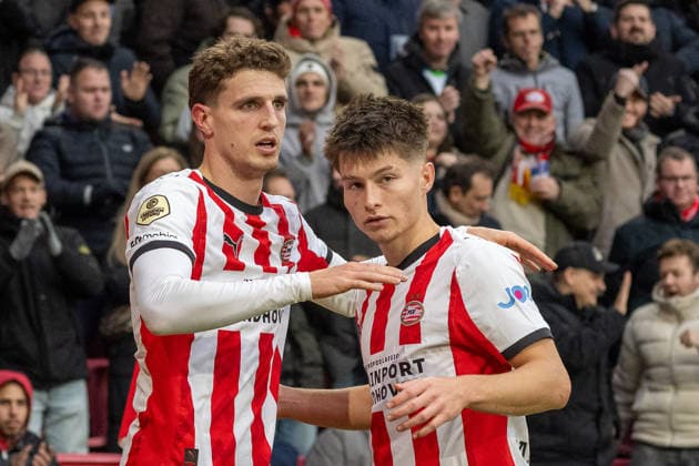 30.11.2025, Fussball: Eredivisie, Saison 2025 2026, 14. Spieltag, PSV Eindhoven - FC Volendam im Philips Stadion in Eindhoven. Guus Til (PSV Eindhoven, 20) und Esmir Bajraktarevic (PSV Eindhoven, 19) bejubeln das Tor zum 3:0. Foto: Kirchner-Media Thomas Haesler Copyright: xKirchner-Media ThomasxHaeslerx