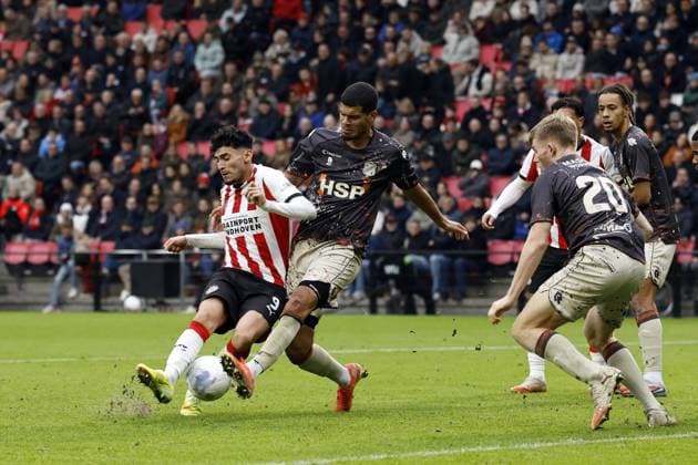 EINDHOVEN - (L-R) Ricardo Pepi of PSV Eindhoven, Mawouna Amevor of FC Volendam during the Dutch Eredivisie match between PSV Eindhoven and FC Volendam at the Phillips Stadium on November 30, 2025, in Eindhoven, Netherlands. ANP MAURICE VAN STEEN Eredivisie 2025-2026 xVIxANPxSportx xxANPxIVx 543467752 originalFilename: 543467752.jpg