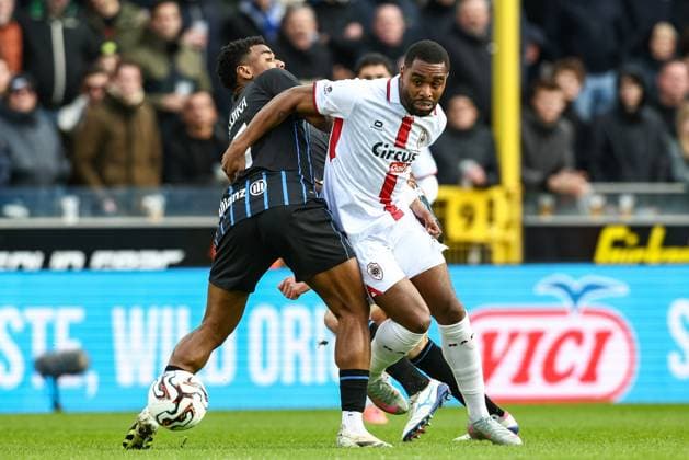 Antwerp s Gyrano Kerk and Club s Raphael Onyedika fight for the ball during a soccer match between Club Brugge and Royal Antwerp FC, Sunday 30 November 2025 in Brugge, on day 16 of the 2025-2026 Jupiler Pro League first division of the Belgian championship. BRUNOxFAHY  x145367891x