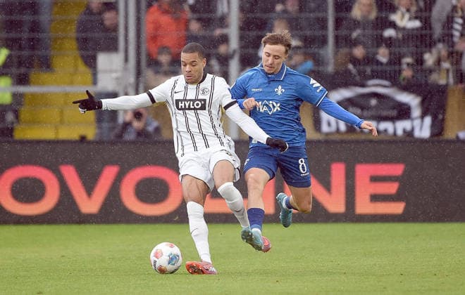 30.11.2025, xhbx, Fussball 2.Bundesliga, SV Elversberg - SV Darmstadt 98 v.l. Nicolas Kristof (SV Elversberg), Luca Marseiler (SV Darmstadt 98) (DFL DFB REGULATIONS PROHIBIT ANY USE OF PHOTOGRAPHS as IMAGE SEQUENCES and or QUASI-VIDEO) Elversberg