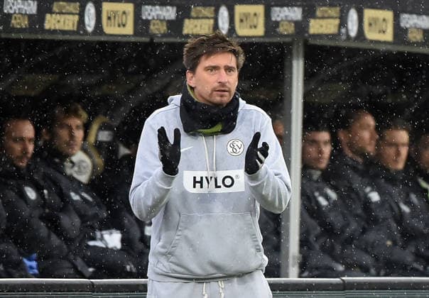 30.11.2025, xhbx, Fussball 2.Bundesliga, SV Elversberg - SV Darmstadt 98 v.l. Trainer Vincent Wagner (SV Elversberg) (DFL DFB REGULATIONS PROHIBIT ANY USE OF PHOTOGRAPHS as IMAGE SEQUENCES and or QUASI-VIDEO) Elversberg