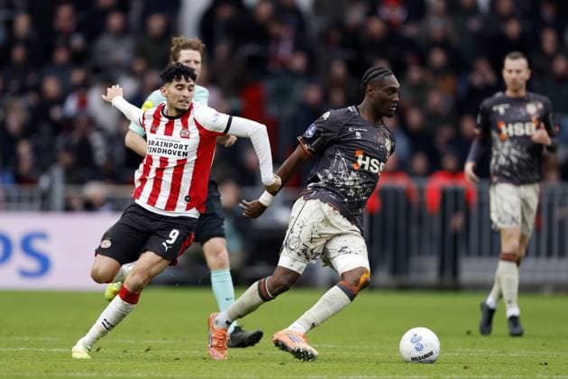EINDHOVEN - (L-R) Ricardo Pepi of PSV Eindhoven, Gibson Yah of FC Volendam during the Dutch Eredivisie match between PSV Eindhoven and FC Volendam at the Phillips Stadium on November 30, 2025, in Eindhoven, Netherlands. ANP MAURICE VAN STEEN Eredivisie 2025-2026 xVIxANPxSportx xxANPxIVx 543468246 originalFilename: 543468246.jpg