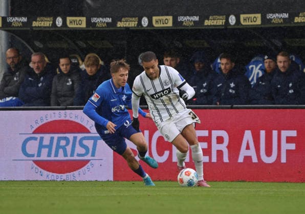 30.11.2025, Fussball, Herren, 2. Bundesliga, Saison 2025 2026, SV 07 Elversberg - SV Darmstadt 98, Luca Marseiler (SV Darmstadt 98) Jan Gyamerah (SV 07 Elversberg) Elversberg Ursapharm-Arena an der Kaiserlinde Saarland Deutschland (DEU)