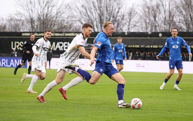 30.11.2025, Fussball, Herren, 2. Bundesliga, Saison 2025 2026, SV 07 Elversberg - SV Darmstadt 98, Florian Le Joncour (SV 07 Elversberg) Isac Lidberg (SV Darmstadt 98) Elversberg Ursapharm-Arena an der Kaiserlinde Saarland Deutschland (DEU)