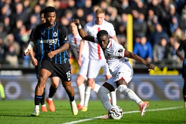 Club Brugge v Royal Antwerp FC - Jupiler Pro League BRUGGE, BELGIUM - NOVEMBER 30 : Adekami Farouck midfielder of Royal Antwerp FC shoots towards the goal in front of Onyedika Nwadike Raphael midfielder of Club Brugge during the Jupiler Pro League match between Club Brugge and Royal Antwerp FC on November 30, 2025 in Brugge, Belgium, 30 11 2025 Brugge Belgium  Copyright: xNicoxVereeckenx