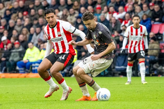 30.11.2025, Fussball: Eredivisie, Saison 2025 2026, 14. Spieltag, PSV Eindhoven - FC Volendam im Philips Stadion in Eindhoven. Zweikampf zwischen Couhaib Driouech (PSV Eindhoven, 11) und Nordin Bukala (FC Volendam, 18). Foto: Kirchner-Media Thomas Haesler Copyright: xKirchner-Media ThomasxHaeslerx