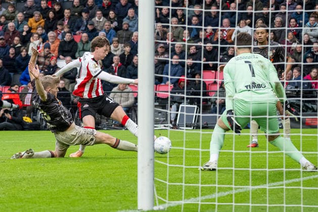 30.11.2025, Fussball: Eredivisie, Saison 2025 2026, 14. Spieltag, PSV Eindhoven - FC Volendam im Philips Stadion in Eindhoven. Zweikampf zwischen Nick Verschuren (FC Volendam, 20) und Paul Wanner (PSV Eindhoven, 10). Foto: Kirchner-Media Thomas Haesler Copyright: xKirchner-Media ThomasxHaeslerx