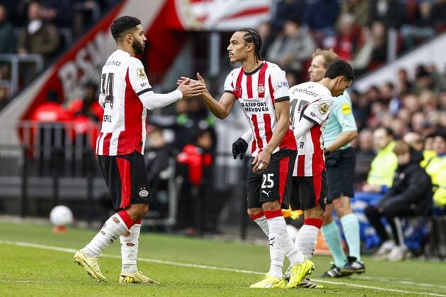 EINDHOVEN , 30-11-2025 , Philips stadium , season 2025 2026 , Dutch Eredivisie football , match between PSV and FC Volendam , picture shows PSV player Ismael Saibari and PSV player Mauro Junior leaves the pitch and PSV player Kiliann Sildillia goes on the pitch PSV - Volendam  x32269603x Copyright: