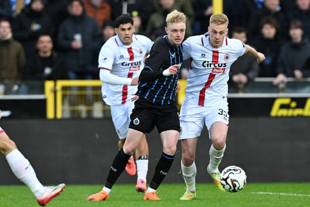 251130 Club Brugge vs Antwerp FC Joaquin Seys (65) of Club Brugge fighting for the ball with Zeno Van Den Bosch (33) of Antwerp during the Jupiler Pro League season 2025 - 2026 matchday 16 game between Club Brugge KV and Royal Antwerp FC on November 30 , 2025 in Brugge, Belgium. (Photo by David Catry Isosport) Brugge Belgium  Copyright: xDavidxCatryx 20251130DSC_5556