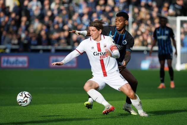 Antwerp s Dennis Praet and Club s Raphael Onyedika fight for the ball during a soccer match between Club Brugge and Royal Antwerp FC, Sunday 30 November 2025 in Brugge, on day 16 of the 2025-2026 Jupiler Pro League first division of the Belgian championship. KURTxDESPLENTER  x145370377x