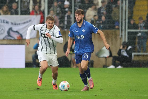 30.11.2025, Fussball, Herren, 2. Bundesliga, Saison 2025 2026, SV 07 Elversberg - SV Darmstadt 98, Lasse Günther (SV 07 Elversberg), Killian Corredor (SV Darmstadt 98) Elversberg Ursapharm-Arena an der Kaiserlinde Saarland Deutschland (DEU)