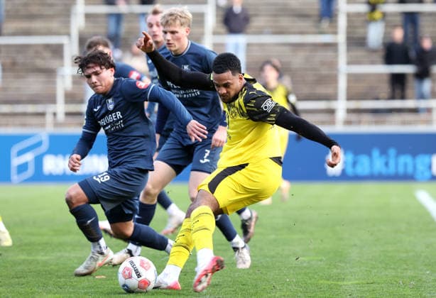 Sonntag 30.11.2025, Saison 2025 26, Regionalliga West, 17. Spieltag im Stadion Rote Erde Dortmund, BVB Borussia Dortmund II - SC Wiedenbrück, Almugera Raouf Mohammed Kabar (BVB II) erzielt das 1:0 für den BVB II