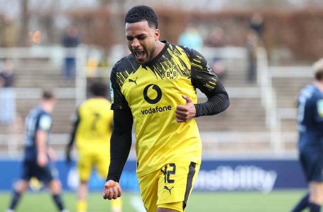 Sonntag 30.11.2025, Saison 2025 26, Regionalliga West, 17. Spieltag im Stadion Rote Erde Dortmund, BVB Borussia Dortmund II - SC Wiedenbrück, Dortmunder Torjubel zum 1:0: Almugera Raouf Mohammed Kabar (BVB II)