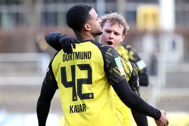 Sonntag 30.11.2025, Saison 2025 26, Regionalliga West, 17. Spieltag im Stadion Rote Erde Dortmund, BVB Borussia Dortmund II - SC Wiedenbrück, Dortmunder Torjubel zum 1:0: Almugera Raouf Mohammed Kabar (BVB II) mit Cole Campbell (BVB II)