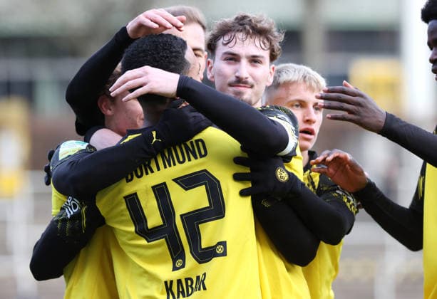 Sonntag 30.11.2025, Saison 2025 26, Regionalliga West, 17. Spieltag im Stadion Rote Erde Dortmund, BVB Borussia Dortmund II - SC Wiedenbrück, Dortmunder Torjubel zum 1:0: Almugera Raouf Mohammed Kabar (BVB II), Michael Eberwein (BVB II), Tony Reitz (BVB II) und Danylo Krevsun (BVB II), v.l.