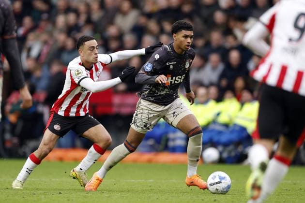 EINDHOVEN - (l-r) Sergino Dest of PSV Eindhoven, Precious Ugwu of FC Volendam during the Dutch Eredivisie match between PSV Eindhoven and FC Volendam at the Phillips Stadium on November 30, 2025, in Eindhoven, Netherlands. ANP MAURICE VAN STEEN Eredivisie 2025-2026 xVIxANPxSportx xxANPxIVx 543469228 originalFilename: 543469228.jpg