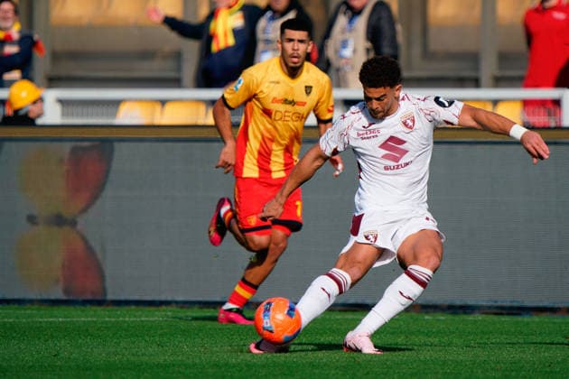 CALCIO - Serie A - US Lecce vs Torino FC Che Adams of Torino FC during US Lecce vs Torino FC, Italian soccer Serie A match in Lecce, Italy, November 30 2025 Lecce Italy  Copyright: xIPAxSport ABACAx