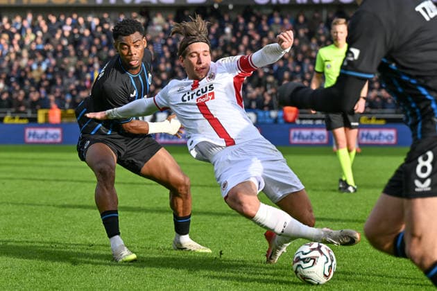 251130 Club Brugge vs Antwerp FC Raphael Onyedika (15) of Club Brugge fighting for the ball with Dennis Praet (8) of Antwerp during the Jupiler Pro League season 2025 - 2026 matchday 16 game between Club Brugge KV and Royal Antwerp FC on November 30 , 2025 in Brugge, Belgium. (Photo by David Catry Isosport) Brugge Belgium  Copyright: xDavidxCatryx 20251130DC2_7026