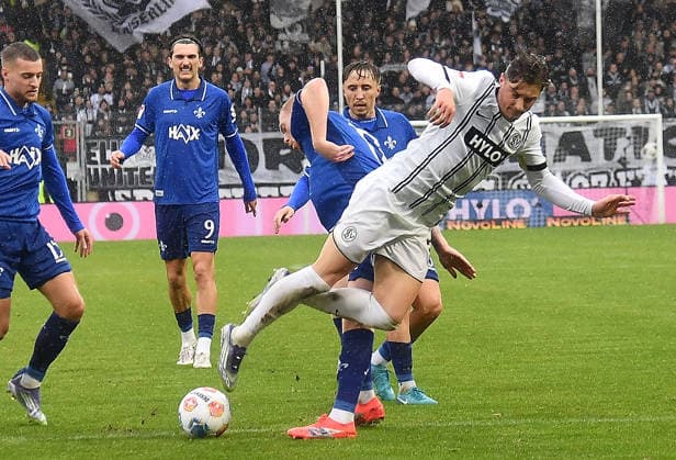 30.11.2025, xhbx, Fussball 2.Bundesliga, SV Elversberg - SV Darmstadt 98 v.l. Kai Klefisch (SV Darmstadt 98), Lukas Petkov (SV Elversberg) (DFL DFB REGULATIONS PROHIBIT ANY USE OF PHOTOGRAPHS as IMAGE SEQUENCES and or QUASI-VIDEO) Elversberg