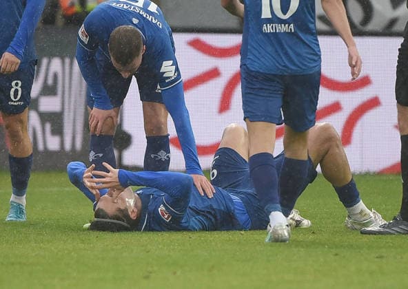 30.11.2025, xhbx, Fussball 2.Bundesliga, SV Elversberg - SV Darmstadt 98 v.l. Fraser Hornby (SV Darmstadt 98) verletzt, Verletzung, (DFL DFB REGULATIONS PROHIBIT ANY USE OF PHOTOGRAPHS as IMAGE SEQUENCES and or QUASI-VIDEO) Elversberg
