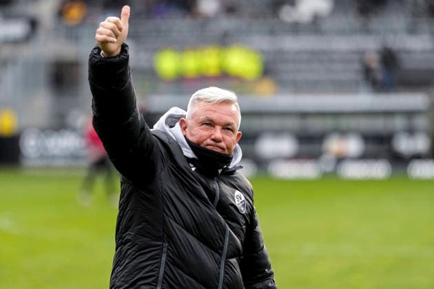 Olaf Janßen (Janssen, Trainer, Cheftrainer, SVS), mit Daumen nach oben, Geste, Gestik, zuversichtlich, positiv, optimistisch, Freude, freuen, freut sich, Einzelbild, Einzelfoto, Aktion, Action, 30.11.2025, Sandhausen (Deutschland), Fussball, Regionalliga Südwest, SV Sandhausen - SV Stuttgarter Kickers