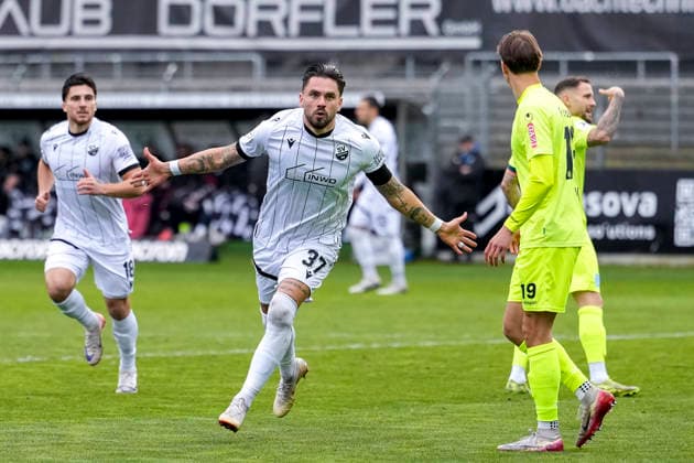 v.li.: Berk Inaler (SVS, 18), Torschütze Pascal Testroet (SVS, 37), Spieler vom SV Sandhausen (SVS), jubeln über das Tor zum 1:0, Jubel, Torjubel, Torerfolg, celebrate the goal, goal, celebration, jubelt ueber das Tor, Freuen, Freude, freut sich, optimistisch, positiv, Spielszene, Highlight, Action, Aktion, 30.11.2025, Sandhausen (Deutschland), Fussball, Regionalliga Südwest, SV Sandhausen - SV Stuttgarter Kickers